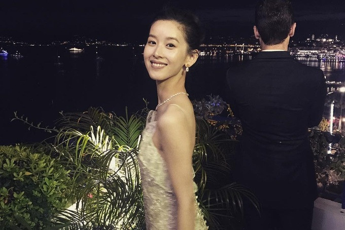 Một bức ảnh cầm ly trà sữa trên tay có thể khiến Chương Trạch Thiên trở thành người nổi tiếng trên mạng xã hội, nhưng tầm nhìn và tham vọng của cô còn nhiều hơn thế. Dù có được bệ phóng tốt để tham gia làng giải trí, hot girl Trung Quốc vẫn chọn tiếp tục học tập. Để bản thân không phải là chiếc "bình hoa di động", Chương Trạch Thiên hiểu những gì cô muốn khi còn trẻ. Chính vì cầu tiến, cô đã gặt hái được nhiều thành công vang dội. (Ảnh: @zetianzzz). Một bức ảnh cầm ly trà sữa trên tay có thể khiến Chương Trạch Thiên trở thành người nổi tiếng trên mạng xã hội, nhưng tầm nhìn và tham vọng của cô còn nhiều hơn thế. Dù có được bệ phóng tốt để tham gia làng giải trí, hot girl Trung Quốc vẫn chọn tiếp tục học tập. Để bản thân không phải là chiếc "bình hoa di động", Chương Trạch Thiên hiểu những gì cô muốn khi còn trẻ. Chính vì cầu tiến, cô đã gặt hái được nhiều thành công vang dội. (Ảnh: @zetianzzz).