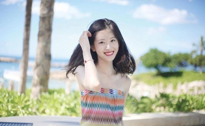 Không chỉ toàn diện về học thức, Chương Trạch Thiên còn được nhiều đạo diễn nổi tiếng "để mắt" nhờ vẻ ngoài thu hút. Cô từng được đạo diễn Trương Nghệ Mưu mời đóng phim điện ảnh. Tuy nhiên, cô đã khéo léo từ chối lời mời vì muốn tập trung học tập. (Ảnh: Kknews). Không chỉ toàn diện về học thức, Chương Trạch Thiên còn được nhiều đạo diễn nổi tiếng "để mắt" nhờ vẻ ngoài thu hút. Cô từng được đạo diễn Trương Nghệ Mưu mời đóng phim điện ảnh. Tuy nhiên, cô đã khéo léo từ chối lời mời vì muốn tập trung học tập. (Ảnh: Kknews).