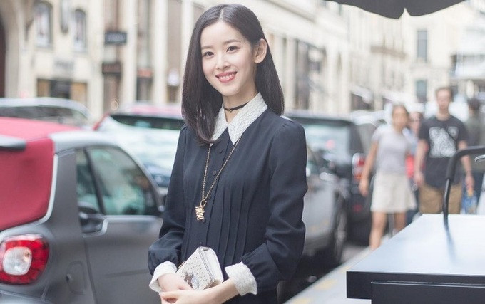 Với vẻ ngoài xinh đẹp, học vấn xuất sắc, Chương Trạch Thiên lựa chọn hướng phát triển cho bản thân không ở lĩnh vực giải trí. Năm 2011, nhờ học lực xuất sắc, Chương Trạch Thiên được tuyển thẳng vào Đại học Thanh Hoa - một trong những ngôi trường "khó đỗ" nhất tại Trung Quốc. Năm 2013, "hot girl trà sữa" xin ra nước ngoài trao đổi tại trường Barnard College. Tại đây, cô đã gặp Lưu Cường Đông - doanh nhân Trung Quốc đang theo học tại Đại học Columbia, Mỹ. (Ảnh: Sohu). Với vẻ ngoài xinh đẹp, học vấn xuất sắc, Chương Trạch Thiên lựa chọn hướng phát triển cho bản thân không ở lĩnh vực giải trí. Năm 2011, nhờ học lực xuất sắc, Chương Trạch Thiên được tuyển thẳng vào Đại học Thanh Hoa - một trong những ngôi trường "khó đỗ" nhất tại Trung Quốc. Năm 2013, "hot girl trà sữa" xin ra nước ngoài trao đổi tại trường Barnard College. Tại đây, cô đã gặp Lưu Cường Đông - doanh nhân Trung Quốc đang theo học tại Đại học Columbia, Mỹ. (Ảnh: Sohu).