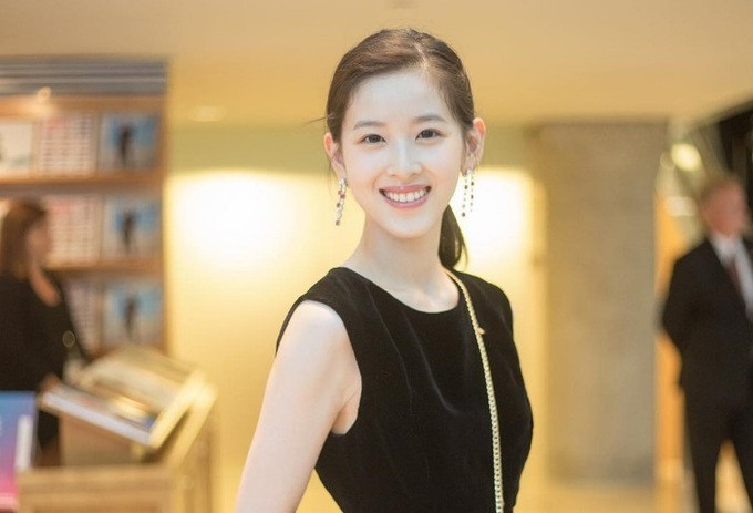 Khi còn học tại Trường chuyên Ngoại ngữ Nam Kinh, cô luôn được coi là hoa khôi nhờ nét đẹp trong trẻo, tự nhiên. Ngoài ra, cô còn là đội trưởng đội thể dục nhịp điệu của trường. (Ảnh: Business Times). Khi còn học tại Trường chuyên Ngoại ngữ Nam Kinh, cô luôn được coi là hoa khôi nhờ nét đẹp trong trẻo, tự nhiên. Ngoài ra, cô còn là đội trưởng đội thể dục nhịp điệu của trường. (Ảnh: Business Times).