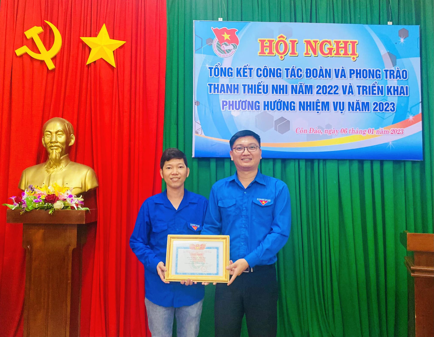 Huyện Đoàn Thanh niên huyện Côn Đảo trao giấy khen thành tích nổi bật trong phong trào khởi nghiệp năm 2022 cho anh Nguyễn Hoài Hận.