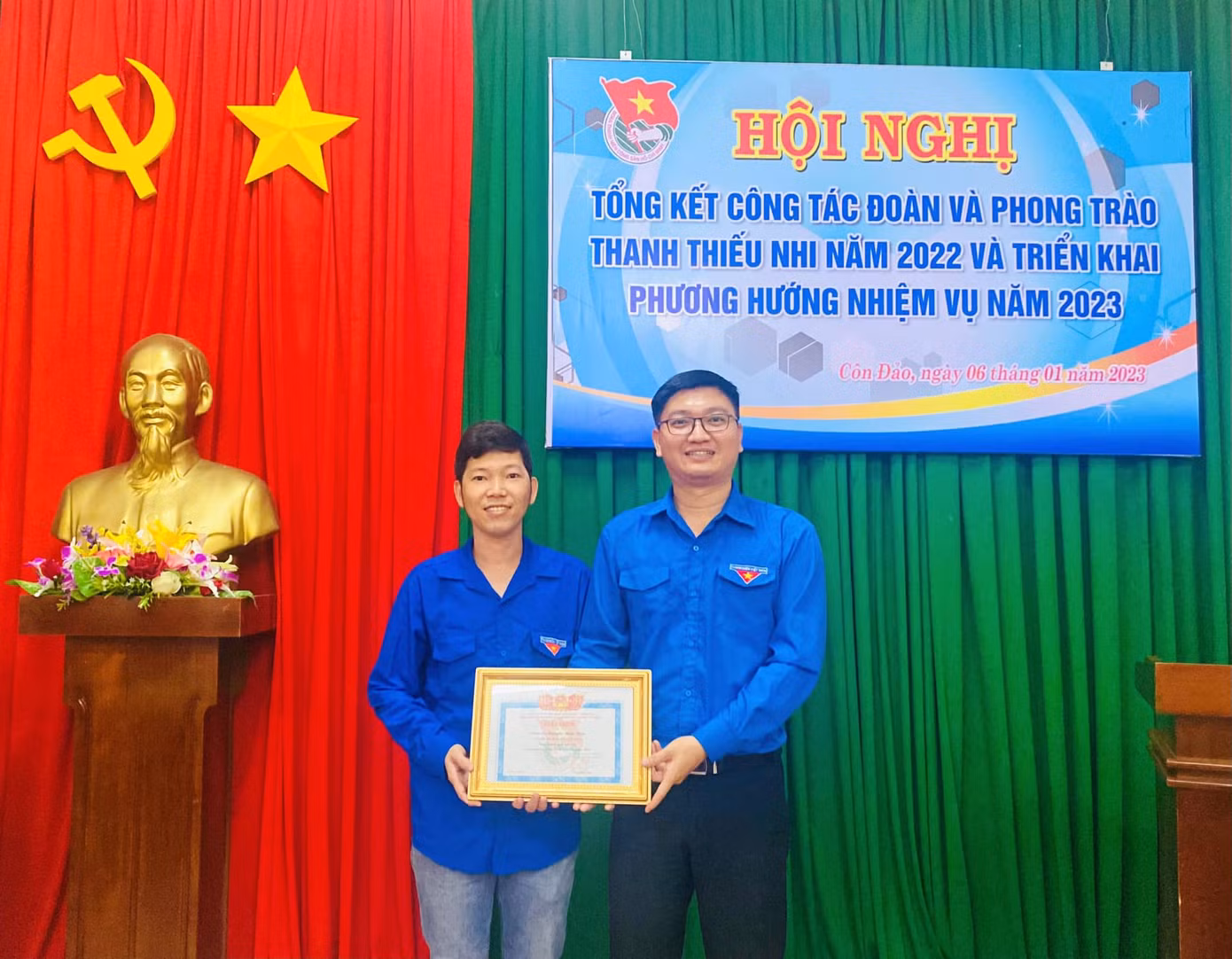 Huyện Đoàn Thanh niên huyện Côn Đảo trao giấy khen thành tích nổi bật trong phong trào khởi nghiệp năm 2022 cho anh Nguyễn Hoài Hận.