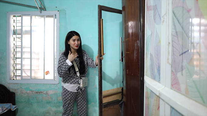 Hà Linh giới thiệu căn nhà cô từng sinh sống, đính chính gia đình không giàu có như nhiều người đồn đoán. (Ảnh chụp màn hình).