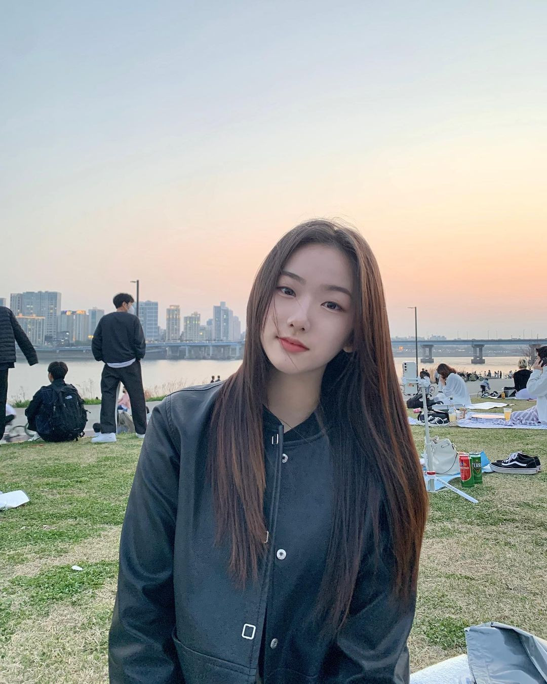 Để giữ dáng vóc mảnh mai, không tăng cân cùng sự dẻo dai linh hoạt, cô gái trẻ chia sẻ bí quyết đó là tuân thủ chế độ ăn uống, tập luyện nghiêm ngặt, thường xuyên chạy bộ từ sáng sớm, leo cầu thang với khối tạ sau lưng hoặc đạp xe…