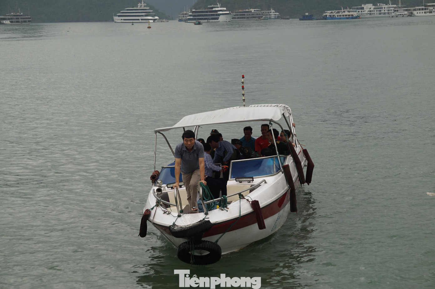 Lực lượng cứu hộ, cứu nạn và đoàn công tác lãnh huyện Cát Hải (Hải Phòng) trở về từ hiện trường tìm kiếm các nạn nhân vụ rơi trực thăng. Ảnh: Nguyễn Hoàn