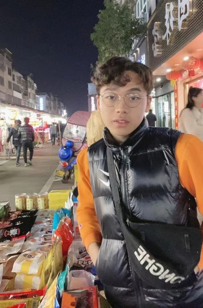 Tiểu Dân chuyển hướng theo nghề bán hàng trên đường phố thay vì làm trong công xưởng. (Ảnh: Sina). Tiểu Dân chuyển hướng theo nghề bán hàng trên đường phố thay vì làm trong công xưởng. (Ảnh: Sina).