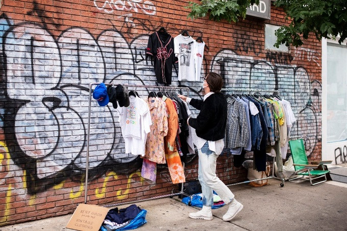 Những gian hàng được bày bán trên đường phố không dễ để thu hút khách hàng. (Ảnh: New York Times). Những gian hàng được bày bán trên đường phố không dễ để thu hút khách hàng. (Ảnh: New York Times).