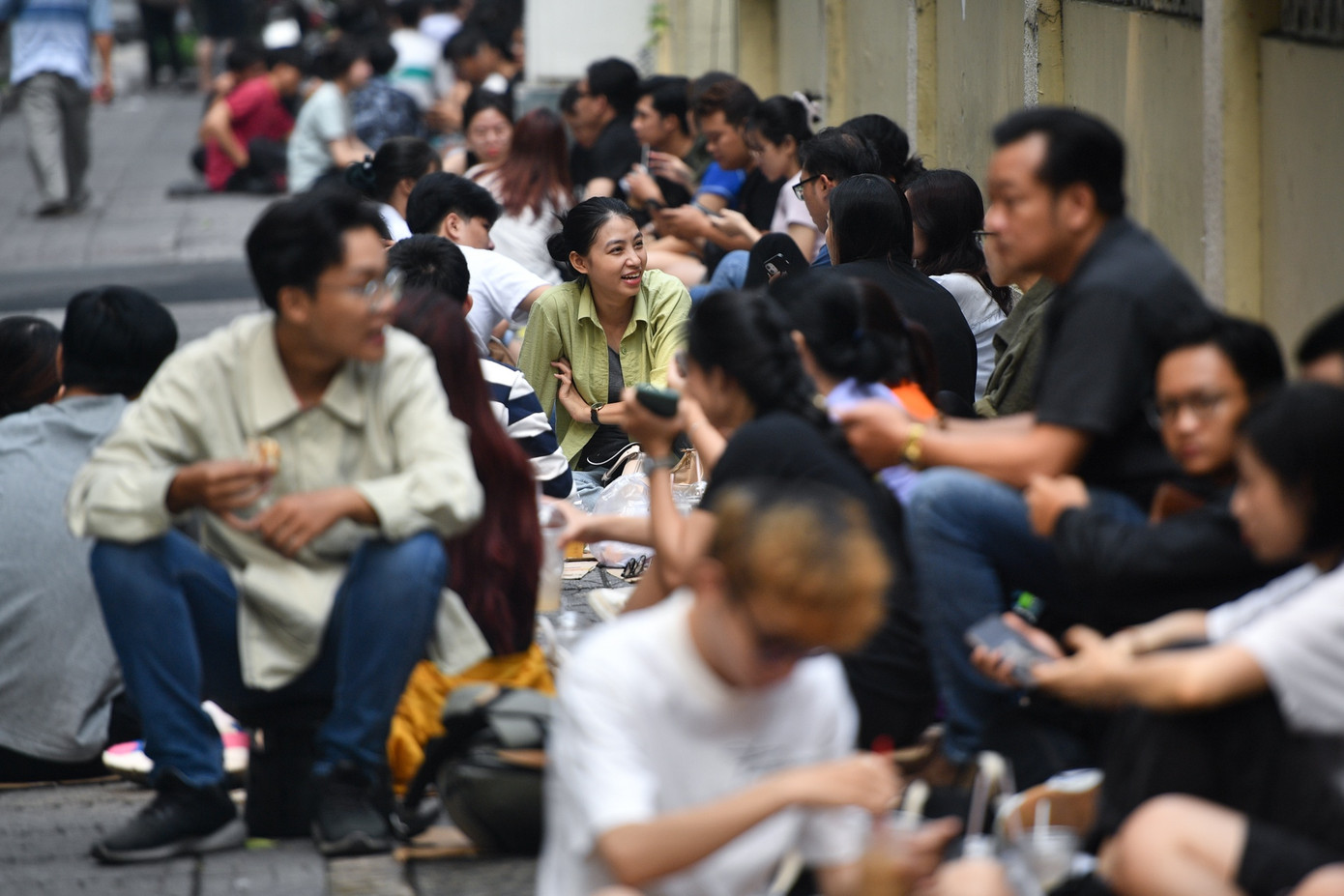 Khoảng 8-9h, vỉa hè đường Alexandre de Rhodes (quận 1) chật kín người cười nói rôm rả, uống cà phê và trò chuyện cùng bạn bè. Con đường này là địa điểm khá lý tưởng vì không gian yên tĩnh, không quá nhiều xe cộ qua lại.