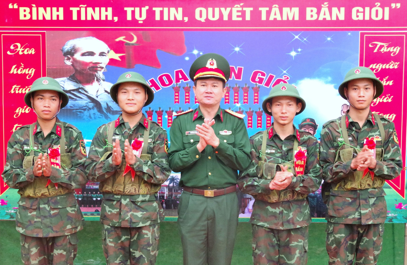 Thượng tá Nguyễn Huy Long - Chính ủy Lữ đoàn Pháo binh 16 tặng hoa bắn giỏi cho chiến sĩ mới trong bắn tập đạn thật lần 1.