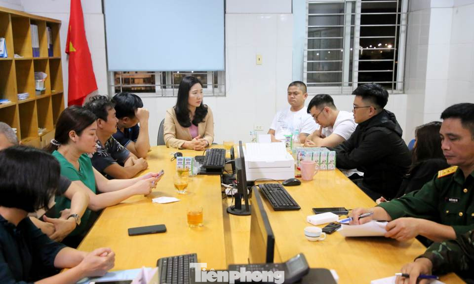 Phó Chủ tịch UBND tỉnh Quảng Ninh Nguyễn Thị Hạnh cùng đại diện các sở, ngành, địa phương, đơn vị liên quan động viên, chia sẻ, bàn phương án hỗ trợ gia đình các nạn nhân tại Bệnh viện Bãi Cháy. Ảnh: Hoàng Dương Phó Chủ tịch UBND tỉnh Quảng Ninh Nguyễn Thị Hạnh cùng đại diện các sở, ngành, địa phương, đơn vị liên quan động viên, chia sẻ, bàn phương án hỗ trợ gia đình các nạn nhân tại Bệnh viện Bãi Cháy. Ảnh: Hoàng Dương