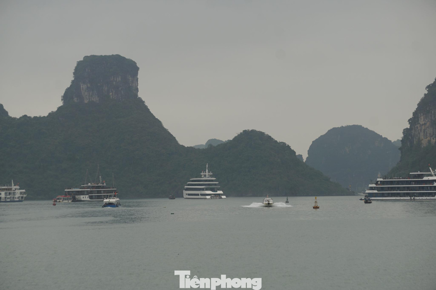 Xuồng máy liên tục chở lực lượng cứu hộ cứu nạn ra vào khu vực hiện trường. Ảnh: Nguyễn Hoàn