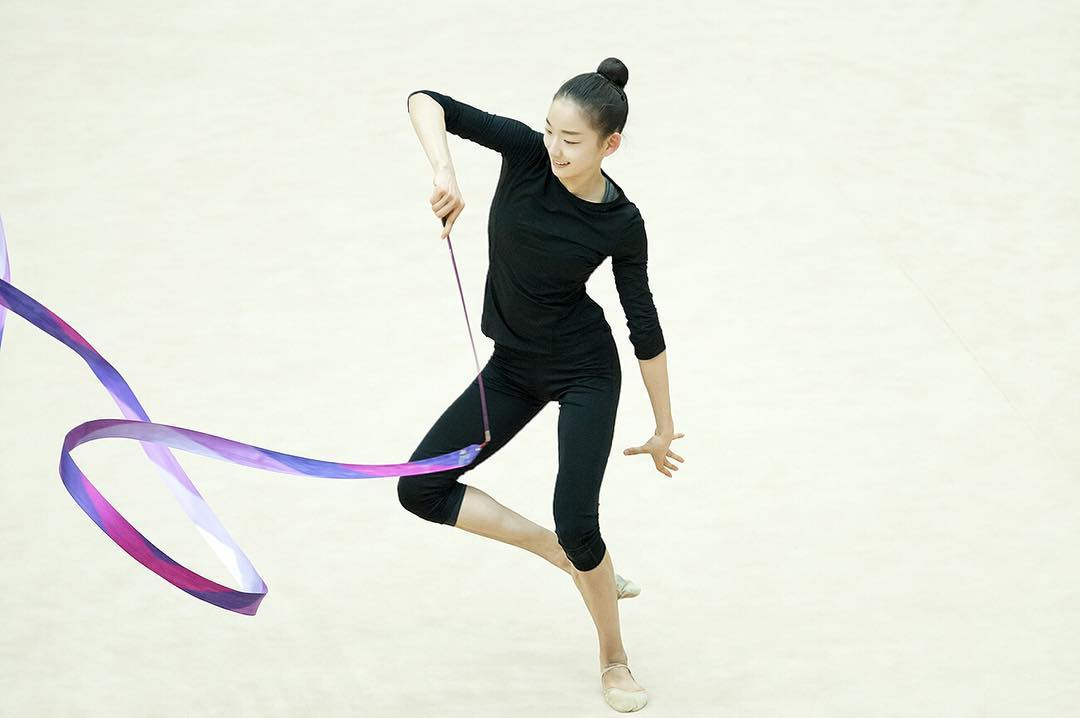 Nữ vận động viên thể dục dụng cụ xứ kim chi cũng là gương mặt giới trẻ thu hút sự chú ý trên mạng xã hội với vẻ đẹp mong manh như nàng thơ. Cô thường xuyên đăng những clip biểu diễn cùng bóng, múa lụa hay những khoảnh khắc tập luyện hăng say… với những động tác linh hoạt, bắt mắt mà không kém phần uyển chuyển, mềm mại.