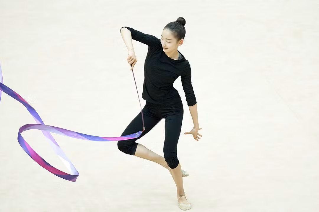 Nữ vận động viên thể dục dụng cụ xứ kim chi cũng là gương mặt giới trẻ thu hút sự chú ý trên mạng xã hội với vẻ đẹp mong manh như nàng thơ. Cô thường xuyên đăng những clip biểu diễn cùng bóng, múa lụa hay những khoảnh khắc tập luyện hăng say… với những động tác linh hoạt, bắt mắt mà không kém phần uyển chuyển, mềm mại.