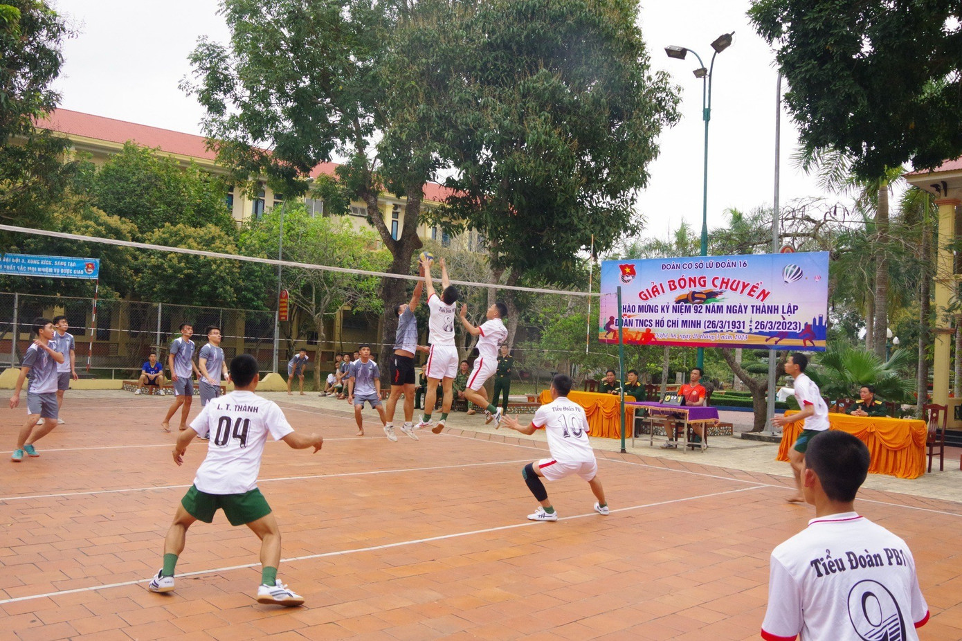 Chiến sĩ mới ở Lữ đoàn Pháo binh 16 tham gia thi đấu bóng chuyền chào mừng kỷ niệm 92 năm Ngày thành lập Đoàn.