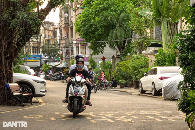 Tại "hẻm Hàn Quốc", nhiều bạn trẻ chạy xe máy vào thẳng bên trong khu dân cư để chụp ảnh, xung quanh là trẻ con đang vui chơi (Ảnh: Nguyễn Vy). Tại "hẻm Hàn Quốc", nhiều bạn trẻ chạy xe máy vào thẳng bên trong khu dân cư để chụp ảnh, xung quanh là trẻ con đang vui chơi (Ảnh: Nguyễn Vy).