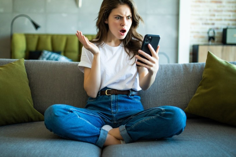 Những người là nạn nhân của zombie-ing dễ cảm thấy hoang mang, tổn thương vì bị người khác bỏ rơi không lời giải thích rồi lại nói chuyện như cũ. Ảnh: Glamour.