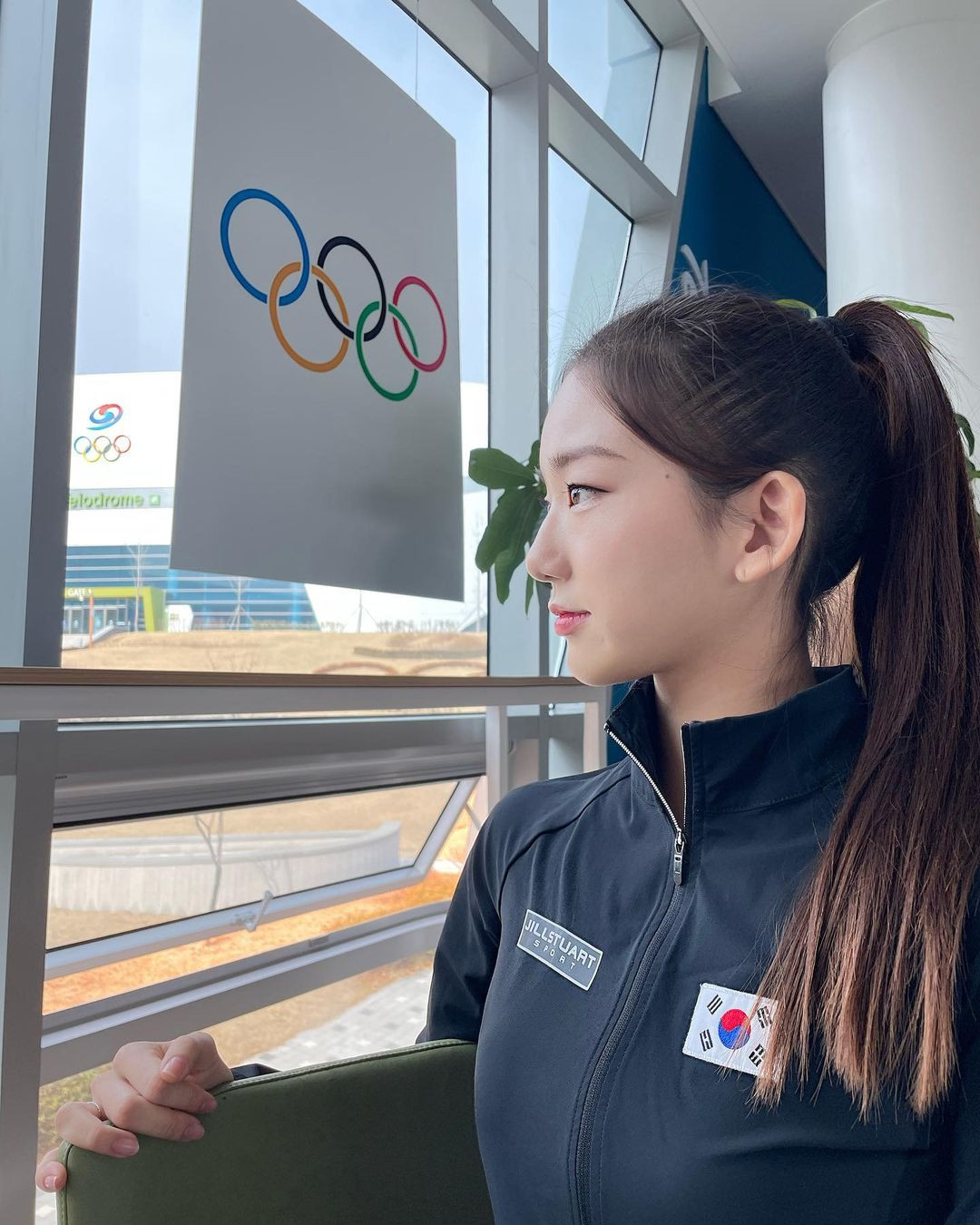 Cô gái 10x từng giành huy chương vàng giải Vô địch châu Á năm 2018. Năm 2021, Kim Min giành thêm 3 HCB ở các nội dung khác nhau tại giải vô địch châu Á. Tháng 6/2022, tại giải vô địch châu Á tổ chức ở Tashkent, Uzbekistan, cô cùng đồng đội tiếp tục giành huy chương bạc. Đây cũng là thành tích tốt nhất của đội tuyển Hàn Quốc ở nội dung thi đấu đồng đội.