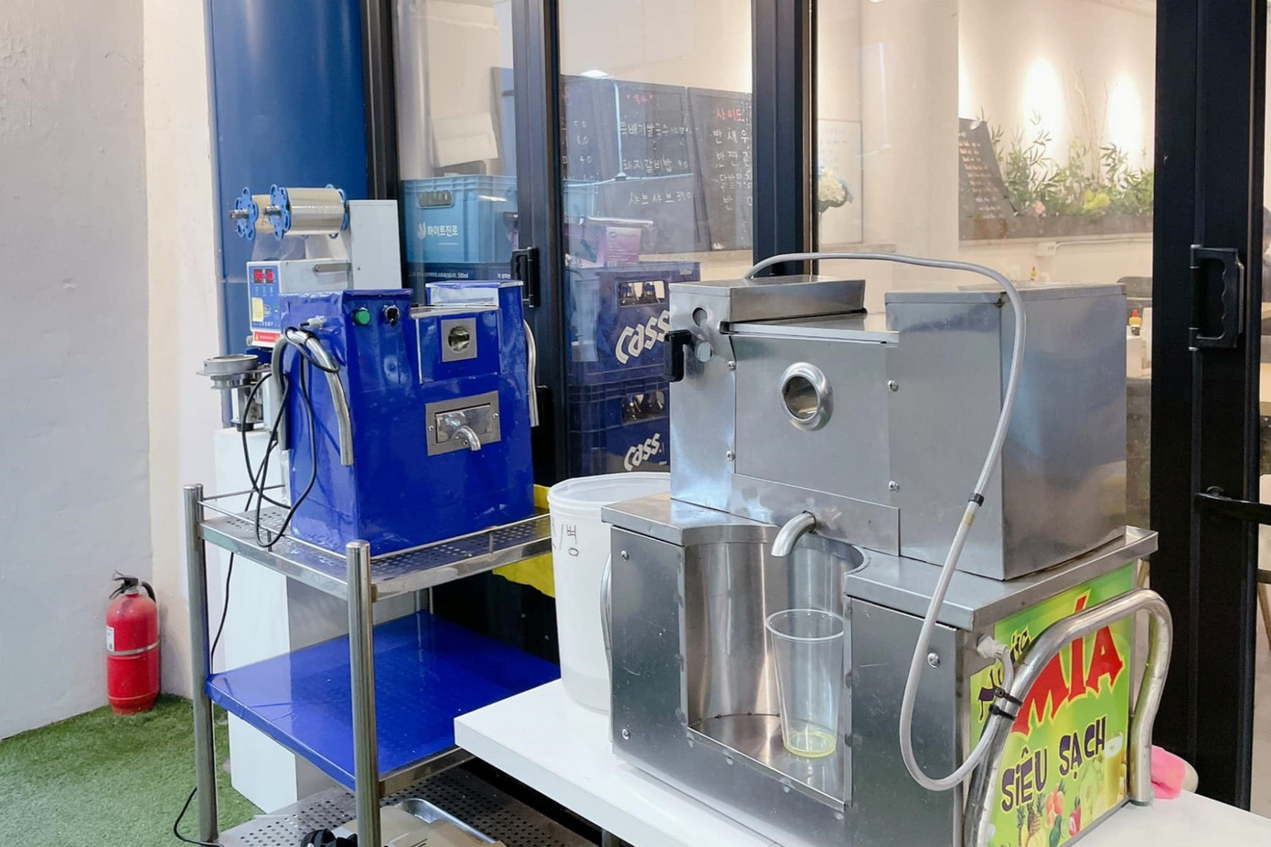 Xe nước mía siêu sạch đặt tại cửa hàng của chị Phương. Xe nước mía siêu sạch đặt tại cửa hàng của chị Phương.