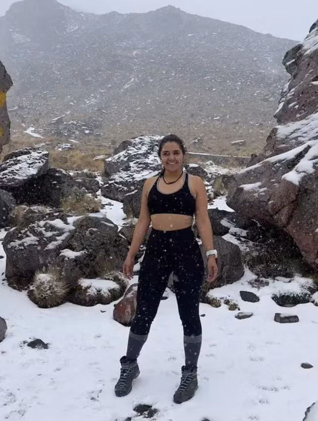Perla Tijerina trên đường lên núi. Ảnh: Insider