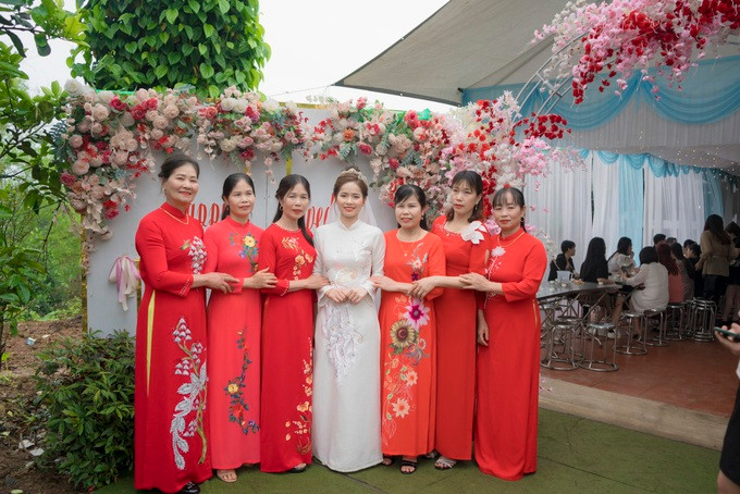 Cô dâu chụp ảnh lưu niệm trong ngày vui cùng mẹ chồng cũ và các cô, thím của chồng cũ.