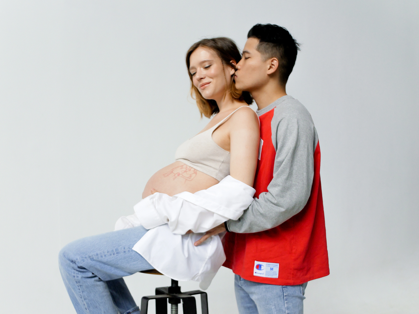 Cặp đôi lưu giữ khoảnh khắc hạnh phúc khi Kira mang thai.