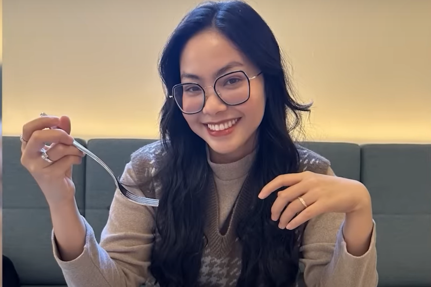 Nụ cười tỏa nắng của Mia khiến chàng IT xứ Hàn xốn xang.