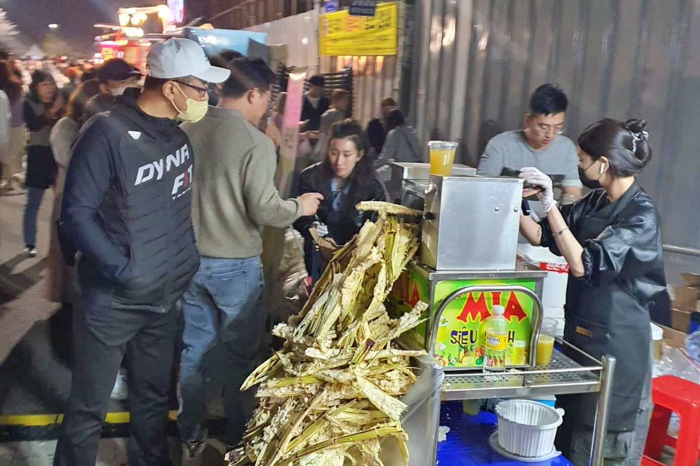 Nhiều khách Hàn tập trung mua nước mía tại quầy hàng của chị Phương ở lễ hội hoa anh đào. Nhiều khách Hàn tập trung mua nước mía tại quầy hàng của chị Phương ở lễ hội hoa anh đào.