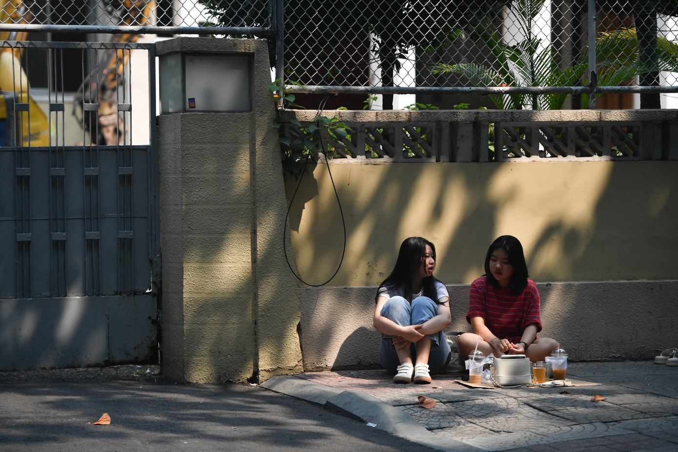 Nhiều bạn trẻ tranh thủ dịp cuối tuần đi dạo, đến công viên uống cà phê để tận hưởng không khí mát mẻ, nắng nhẹ hiếm có vào sáng sớm tại TP.HCM.