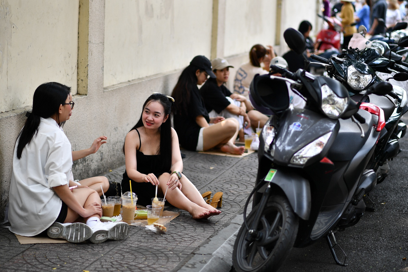 Tương tự, một góc đường Pasteur (quận 1) cũng có hàng dài xe máy và người ngồi thưởng thức cà phê bệt vào buổi sáng.