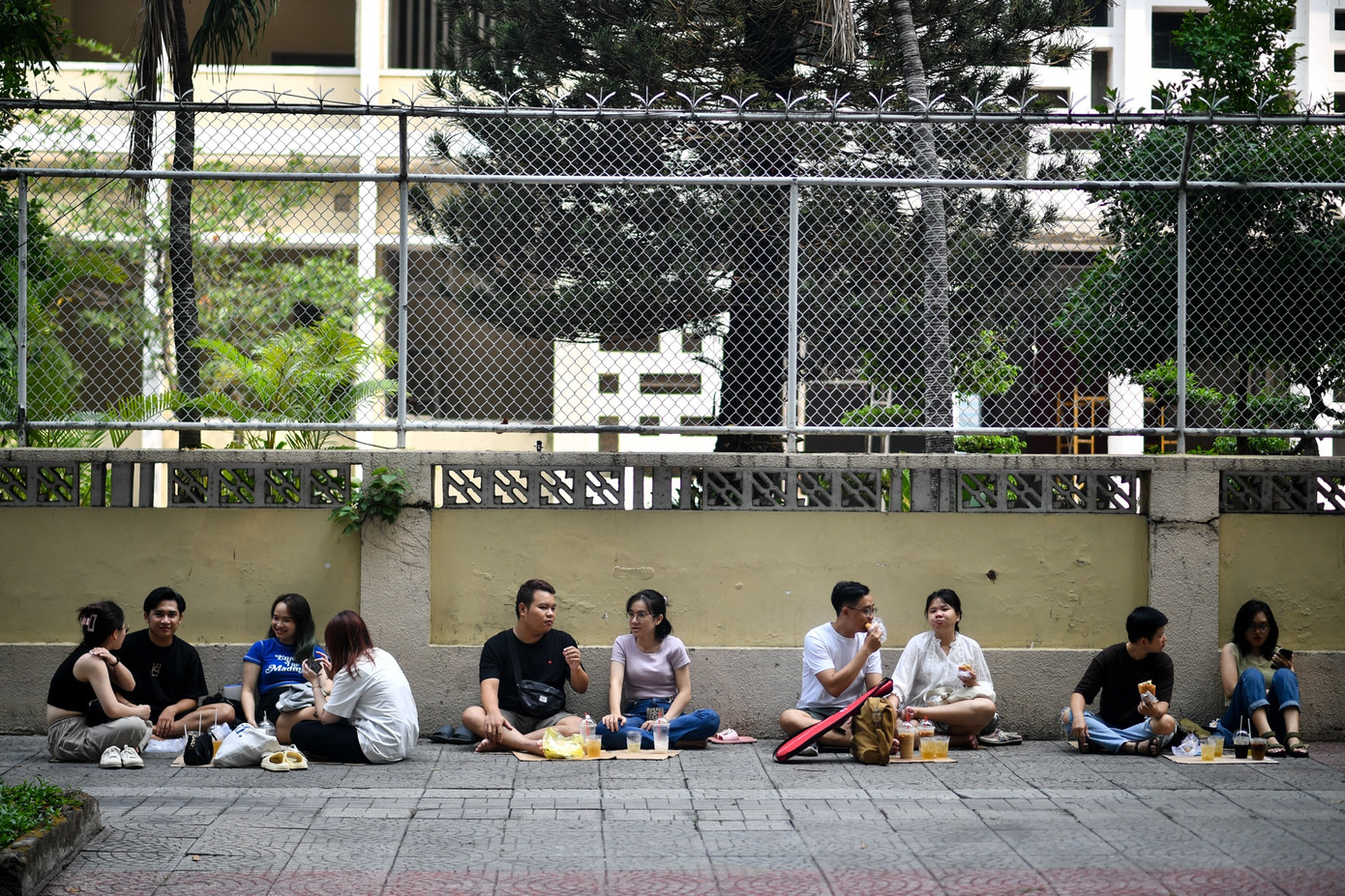 Sáng cuối tuần, khu vực quanh công viên 30/4 (quận 1, TP.HCM) luôn đông đúc người ngồi vỉa hè uống cà phê.