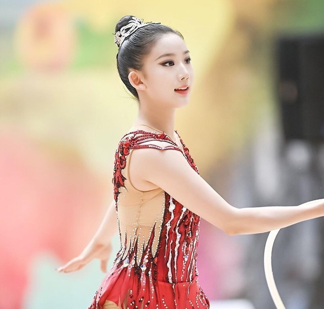 Kim Min sinh ngày 18-9-2002, bắt đầu tiếp xúc với bộ môn thể dục dụng cụ từ khi mới 6 tuổi.