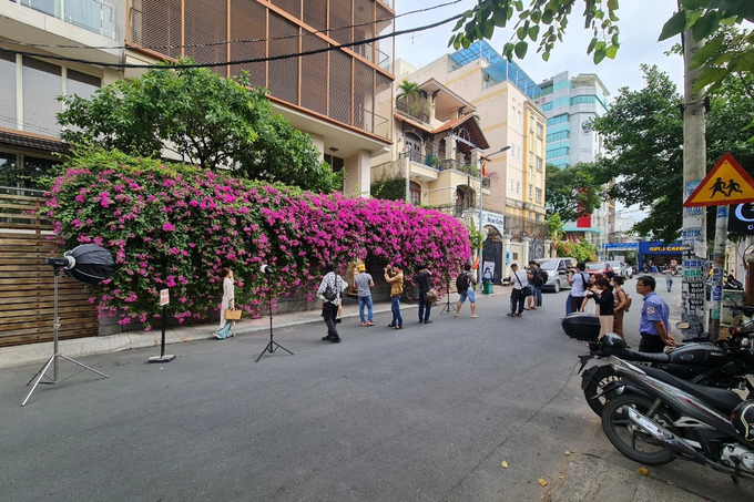 Không ít người ngao ngán trước hành động dàn máy móc, dựng xe lộn xộn để chụp ảnh giữa đường (Ảnh: Người dân cung cấp). Không ít người ngao ngán trước hành động dàn máy móc, dựng xe lộn xộn để chụp ảnh giữa đường (Ảnh: Người dân cung cấp).