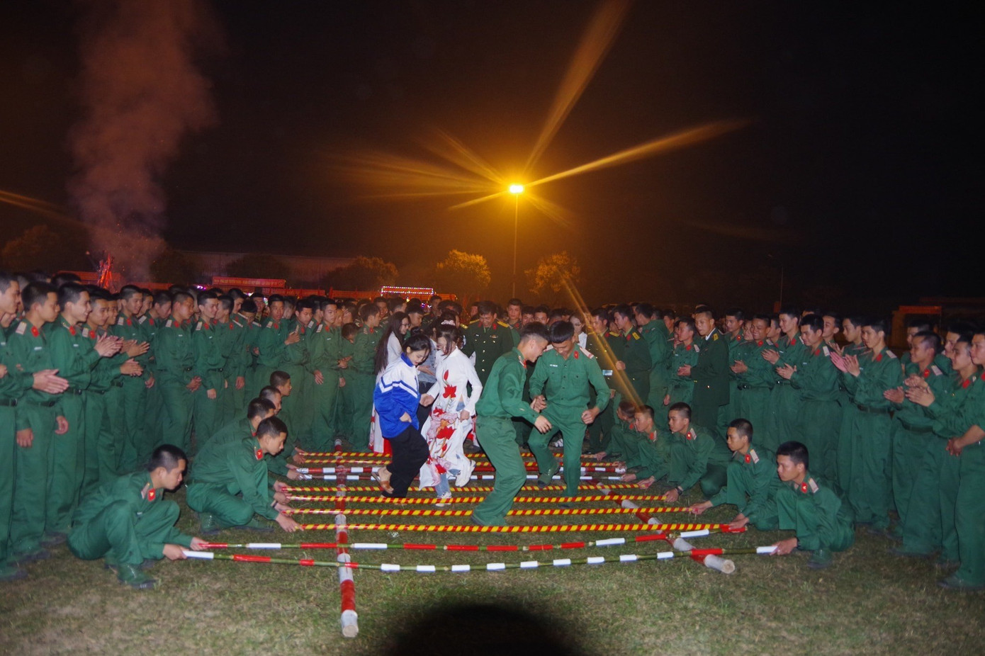 Cán bộ, chiến sĩ Lữ đoàn 16 và đoàn viên thanh niên đơn vị kết nghĩa trong dạ hội thanh niên.