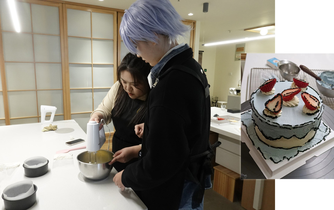 Jony Lin học làm bánh cùng người cosplay bạn trai ảo của cô. Ảnh: Wu Peiyue/Sixth Tone