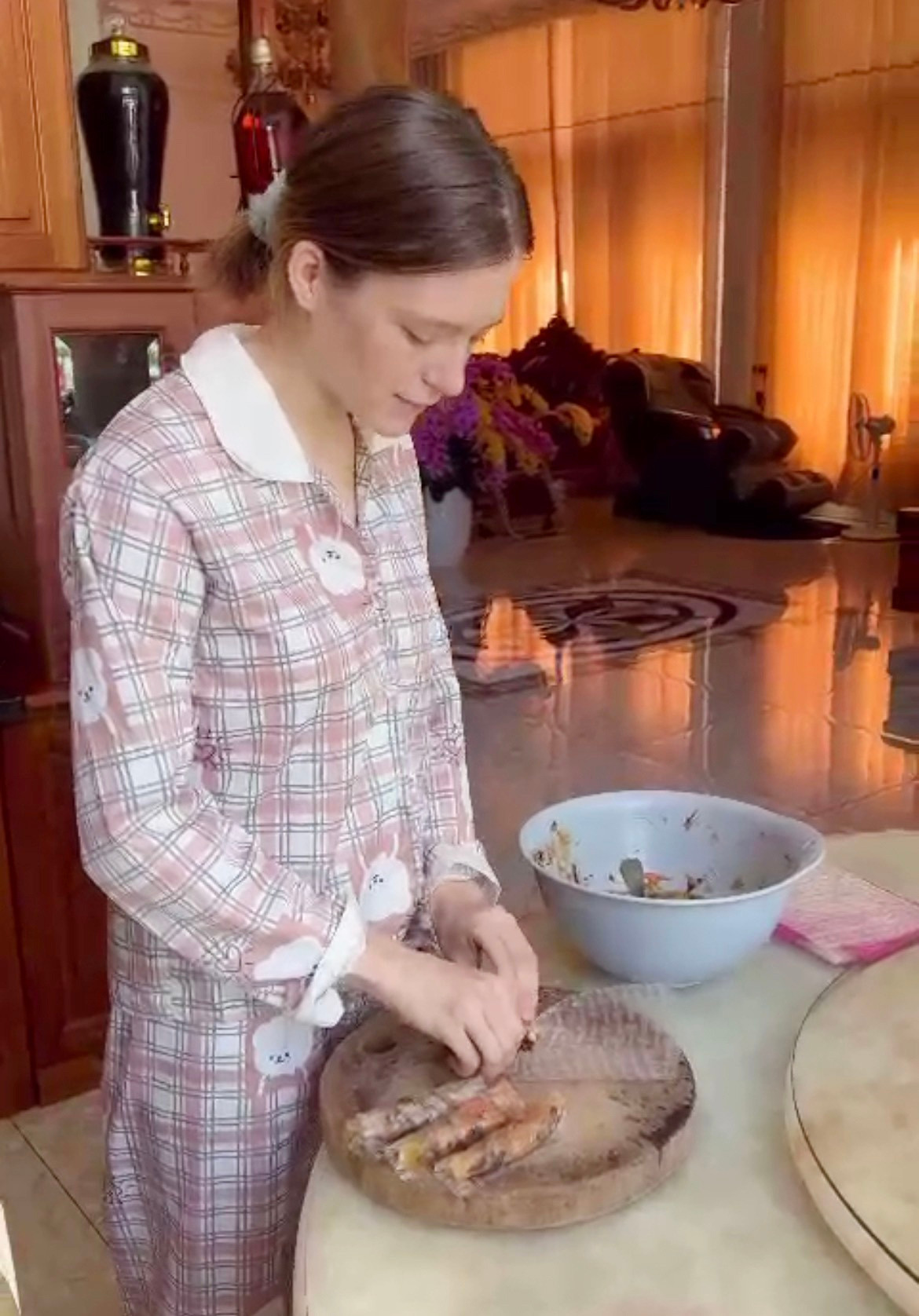 Cô gái Nga tự tay nấu các món ăn Việt.