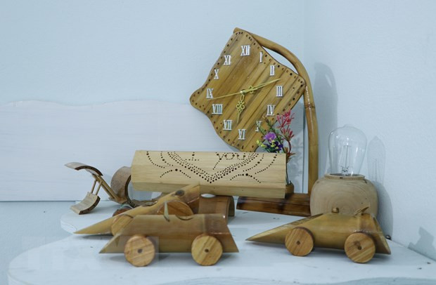 Ngoài sản phẩm đèn ống tre, Hà Văn Thời còn sáng tạo ra nhiều sản phẩm khác nhau từ thiên nhiên như đèn trang trí, cốc uống nước, ống đựng văn phòng phẩm, đồng hồ. (Ảnh: Đinh Thùy/TTXVN)