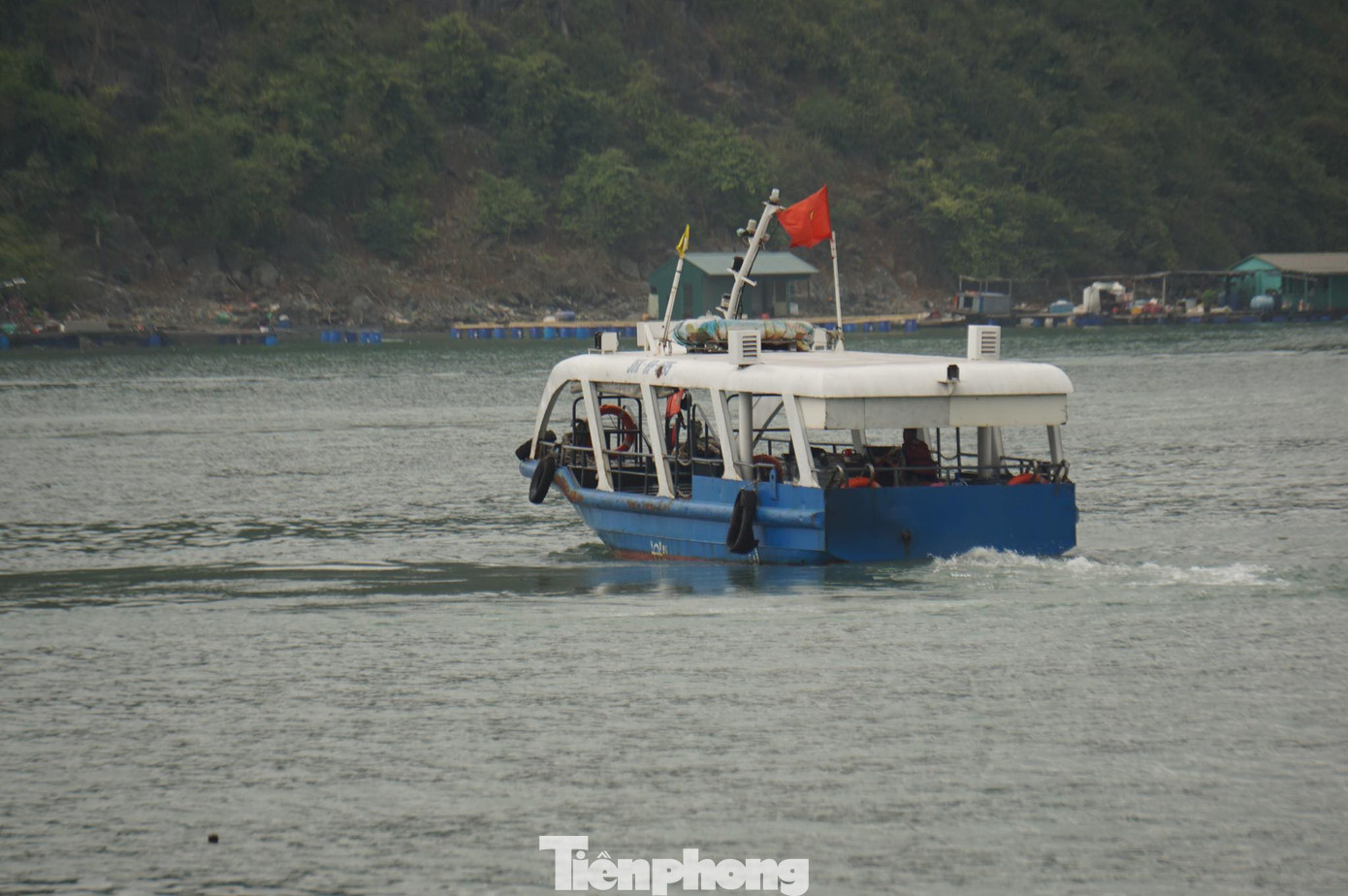 Cán bộ cứu hộ Hàng không trở về Phà Gia Luận sau khi tham gia tìm kiếm xuyên đêm trên biển. Ảnh: Nguyễn Hoàn