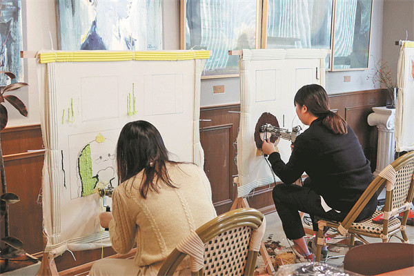 Hai khách hàng thêu sợi tại xưởng thủ công của Jiang Junqi ở Hàng Châu, Chiết Giang (Trung Quốc).