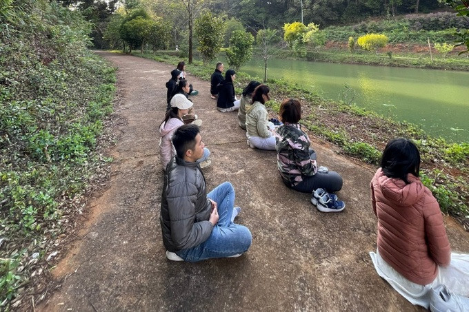 Nhóm các bạn trẻ trải nghiệm liệu pháp chữa lành thiền định. Ảnh: NVCC