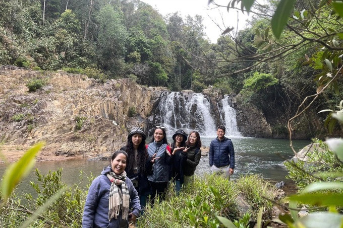 Anh Dũng Trương (ngoài cùng bên phải) cùng những người bạn du lịch tại Măng Đen, Kon Tum. Ảnh: NVCC