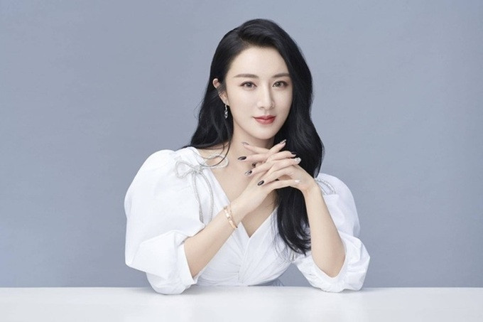 Từ một cô gái bán quần áo ở chợ, Vy Á đã bứt phá để trở thành gương mặt livestream hút khách trước khi bị phát giác trốn thuế (Ảnh: Sina).