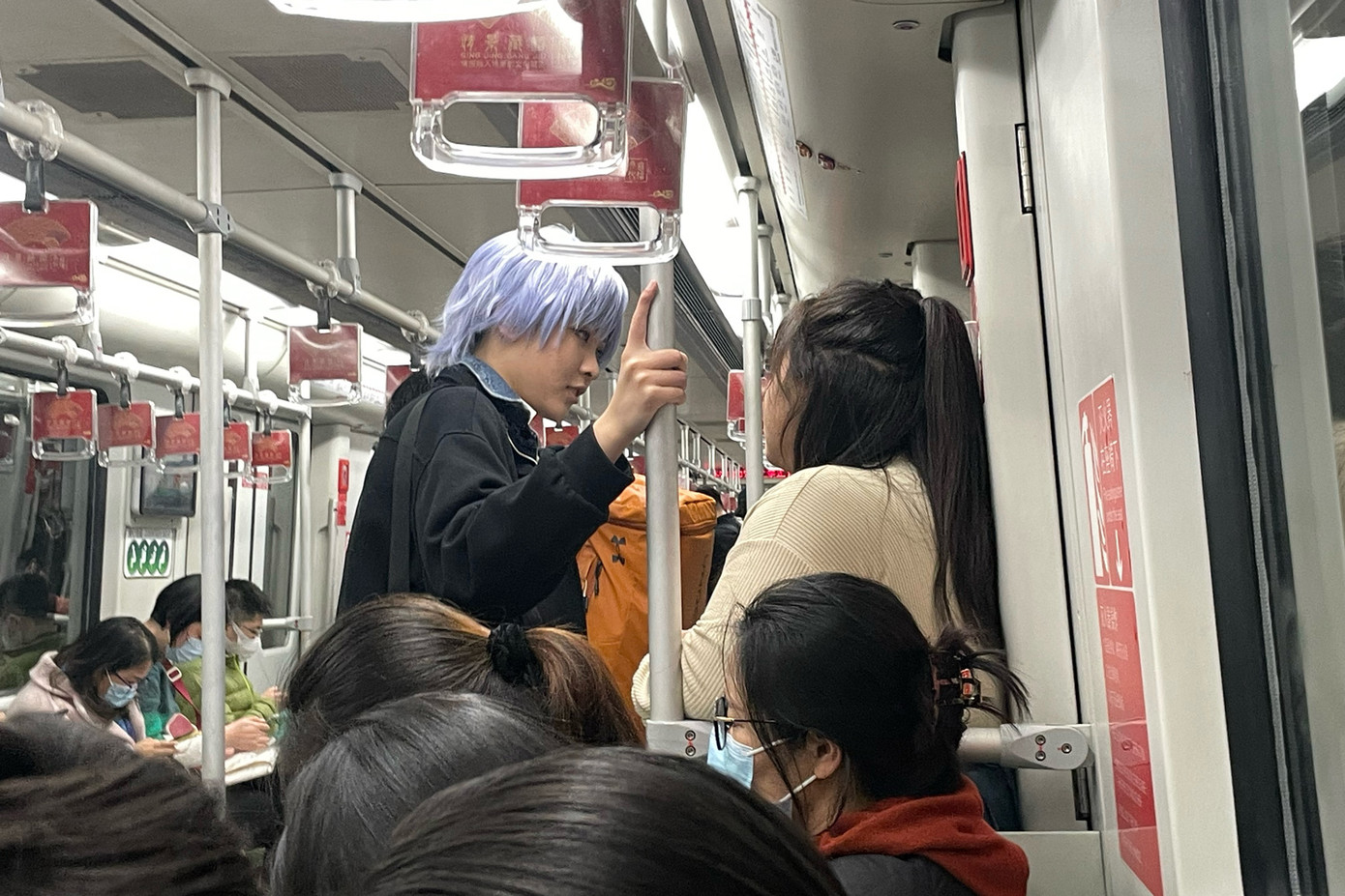 Jony Lin (phải) đi tàu điện ngầm với diễn viên cosplay hóa trang thành bạn trai ảo của cô. Ảnh: Wu Peiyue/Sixth Tone