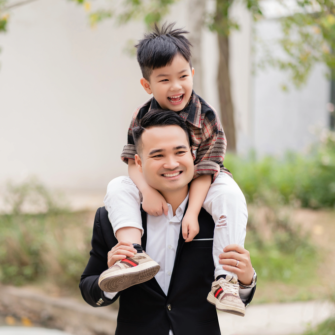 Bé Bon quấn quýt bên bố Quang Vinh.