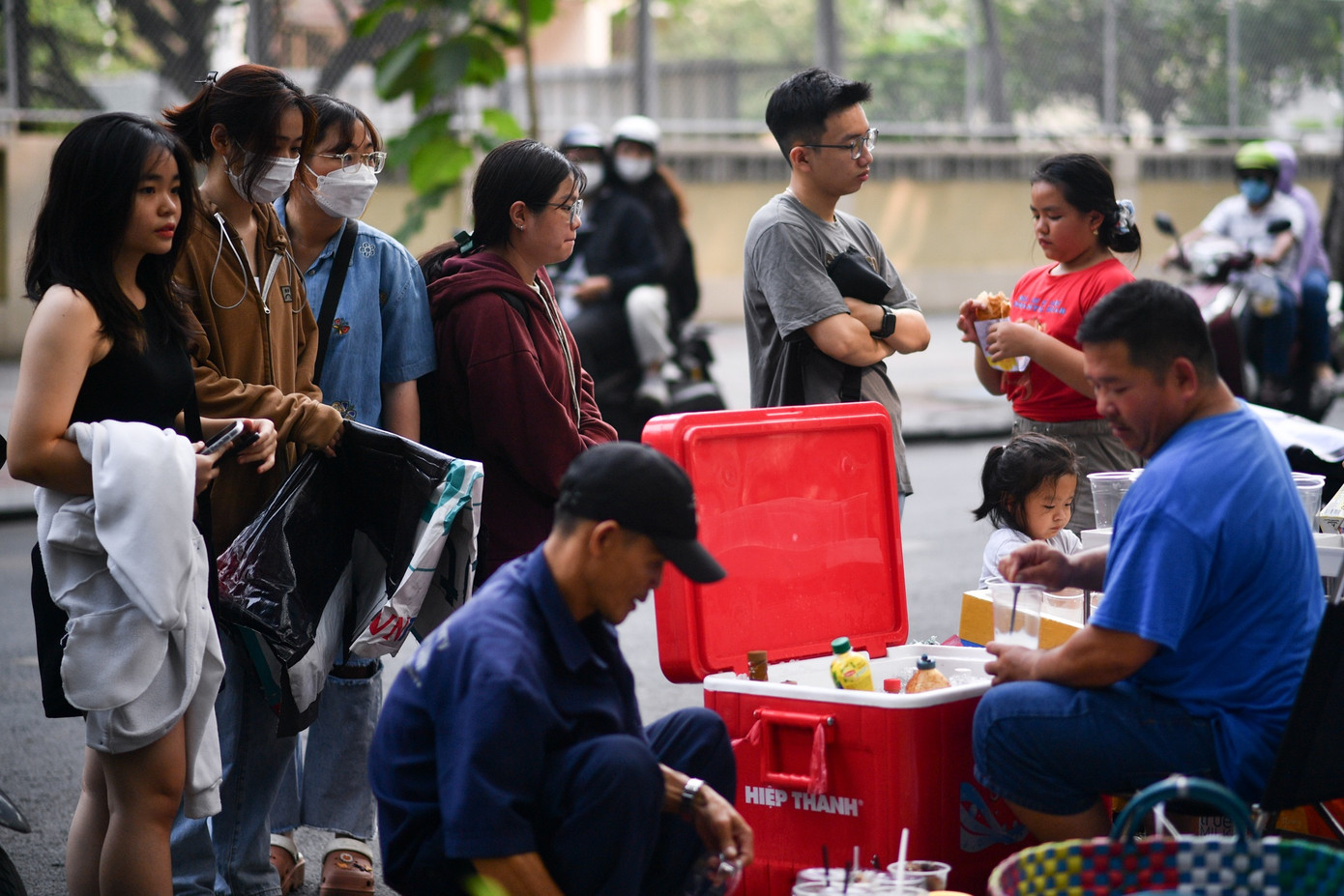 Tại một quán bán đồ uống vỉa hè khác, nhiều người xếp hàng chờ để có trên tay những một ly cà phê. Mức giá khoảng 15.000-20.000 đồng/ly.