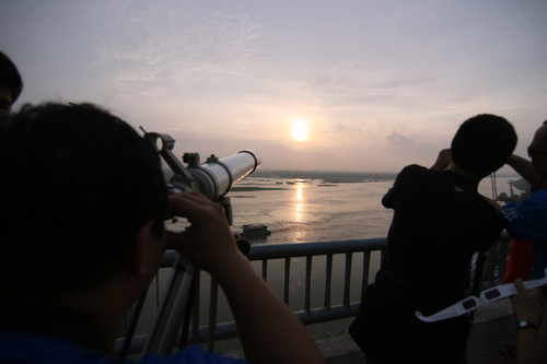  Hiện tượng trên kéo dài gần một tiếng. Vùng quan sát nhật thực một phần sáng nay chỉ khoảng 300km, kéo dài từ Quảng Đông (Trung Quốc) sát với biên giới Việt Nam, qua Hong Kong, bắc Đài Loan, qua vùng phía Nam nước Nhật, Thái Bình Dương và kết thúc ở khu vực tây nam nước Mỹ.