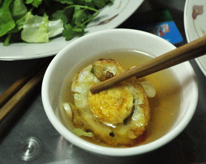 Nước mắm quán này pha khéo, vừa miệng người Bắc