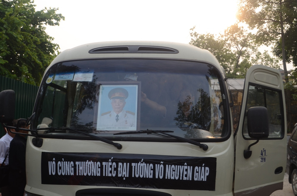 Ảnh Đại tướng được trang nghiêm đặt trước đoàn xe