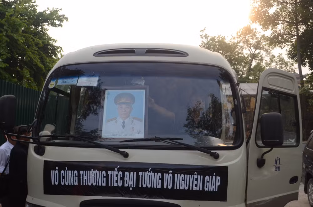 Ảnh Đại tướng được trang nghiêm đặt trước đoàn xe