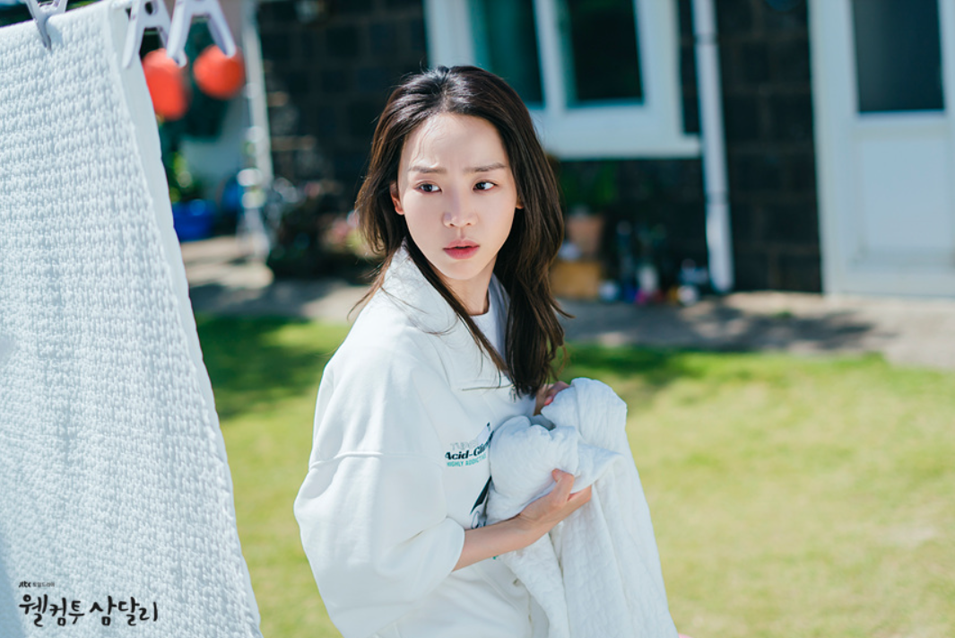 Shin Hye Sun đóng hai vai là Joo Eun Ho, một phát thanh viên tin tức đang gặp khó khăn, người mơ về hạnh phúc và Joo Hye Ri, một sinh viên nận được học bổng luôn vui vẻ. Với những màn trình diễn nổi bật trong phim điện ảnh Following và các bộ phim truyền hình như Welcome to Samdalri và See You in My 19th Life, Shin Hye Sun đã chứng minh được tài năng của mình trong việc khắc họa những nhân vật đa dạng, từ những người có sức ảnh hưởng sống cuộc sống giả tạo đến những cá nhân đang trải qua những giai đoạn phức tạp của cuộc đời. Những vai diễn mới của cô gần đây đã tạo nên tiếng vang và nâng cao kỳ vọng vào khả năng diễn xuất đặc biệt của nữ diễn viên trong dự án phim này.