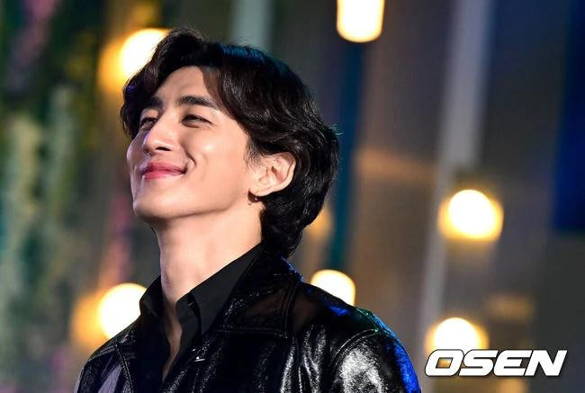 Choi Jung Hoon nổi bật nhờ tính cách ấm áp và dù bận rộn với âm nhạc nhưng anh được cho là người bạn trai ngọt ngào nhất đối với Han Ji Min hơn bất kỳ ai khác. Cả hai được bắt gặp hẹn hò tại một quán cà phê ở làng Seorae và người ta nói rằng Choi Jung Hoon không thể rời mắt khỏi vẻ ngoài đáng yêu của Han Ji Min. Choi Jung Hoon làm say đắm trái tim cả nữ giới lẫn nam giới bằng giọng hát vô song của mình, đồng thời khoe vẻ ngoài hấp dẫn đủ để được gọi là &apos;Timothee Chalamet của Hàn Quốc&apos;. Nam ca sỹ cũng là một trong những gương mặt được nhiều &apos;sao nữ&apos; yêu thích.